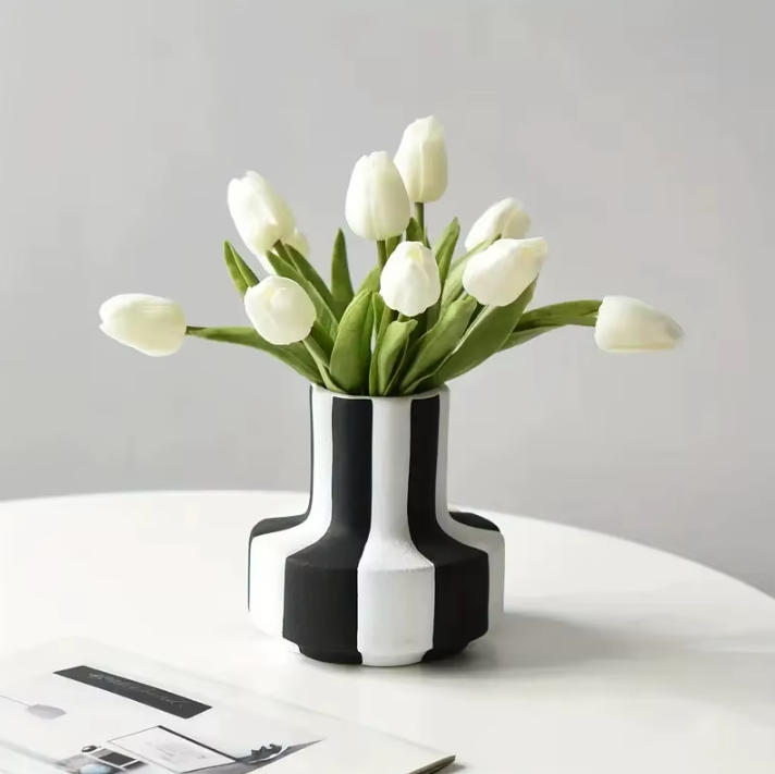 Vase rayé noir et blanc design géométrique
