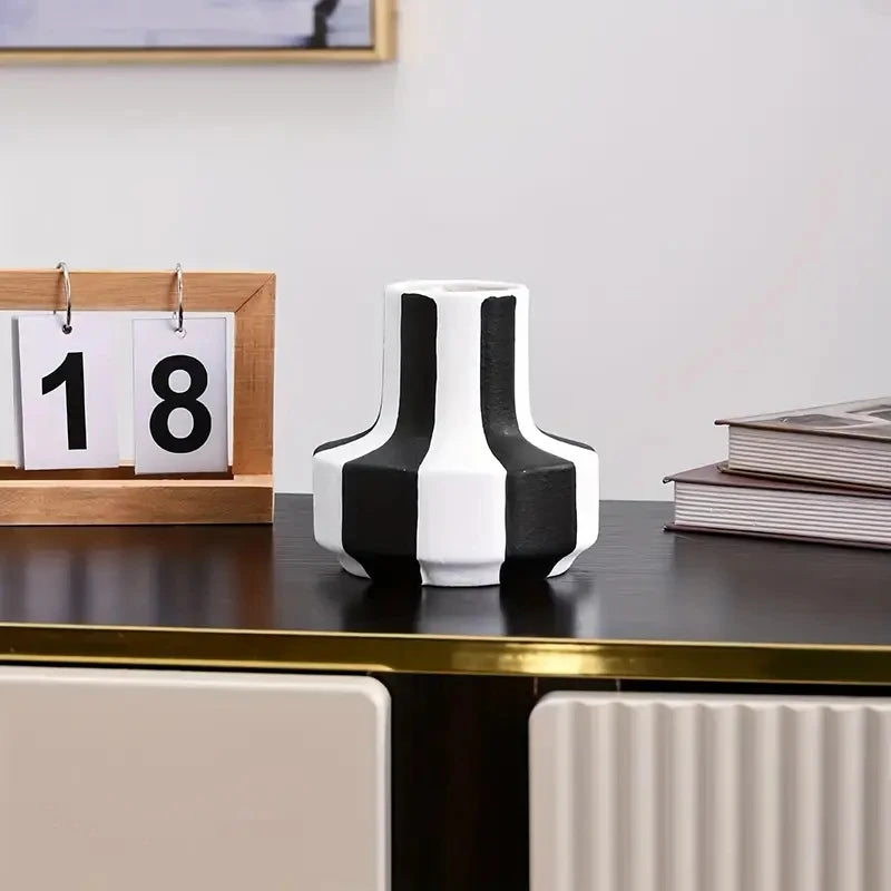 Vase rayé noir et blanc design géométrique